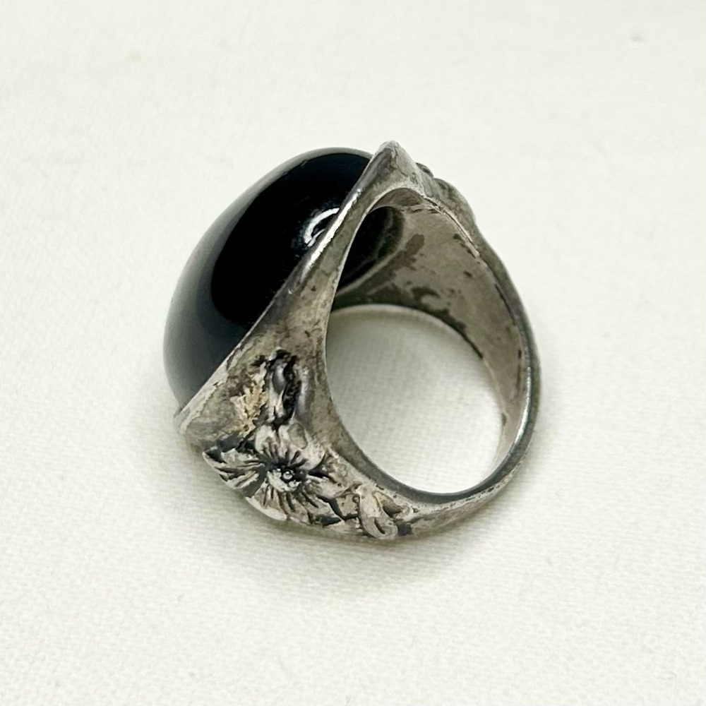 Vintage Large Cabochon Oval Acrylic Black and Silver Plated Floral Ring Size 6